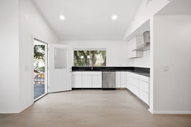 Photo - 611 W Mission St Unidad B