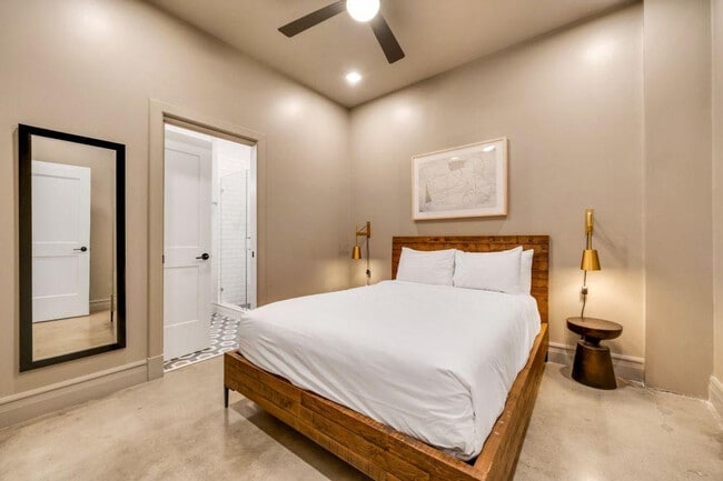 Photo - 505 E Travis St Unit ID1267132P