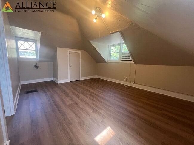 Building Photo - 909 Leavenworth St Unit B