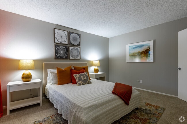 2BR, 2BA - 1,016SF