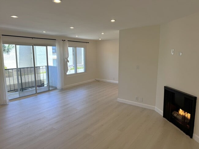 Building Photo - Bright and breezy, updated 2+2 condo in Playa Del Rey, fireplace, pool Unit 40