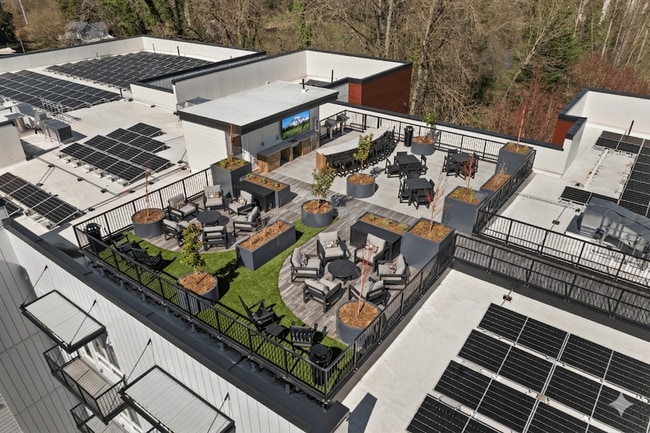 Sumner apartments with a rooftop terrace offering outdoor seating, social spaces, and scenic views. - Fryar Flats Apartments