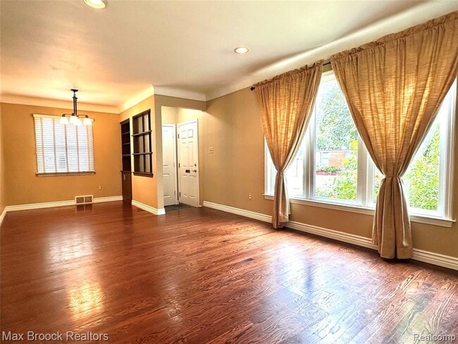 Photo - 9 Chippewa Ave