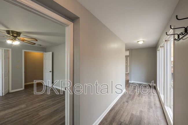 Photo - 876 Argonne Ave NE