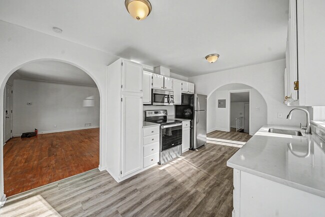 Photo - 1764 Oakland St