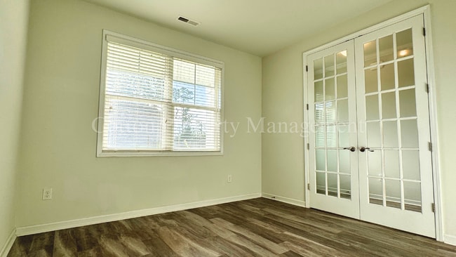 Photo - 473 Esthwaite Dr SE