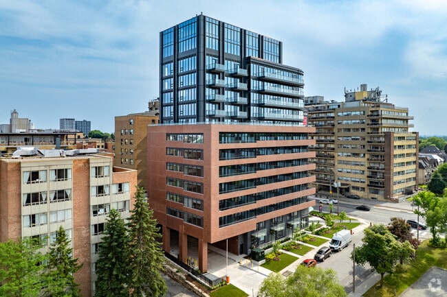 Photo - 2525 Bathurst St
