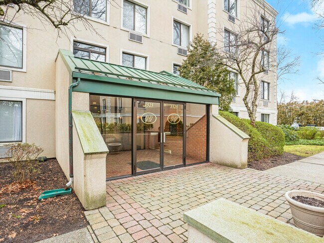 Photo - 1525 E Putnam Ave Unit 407