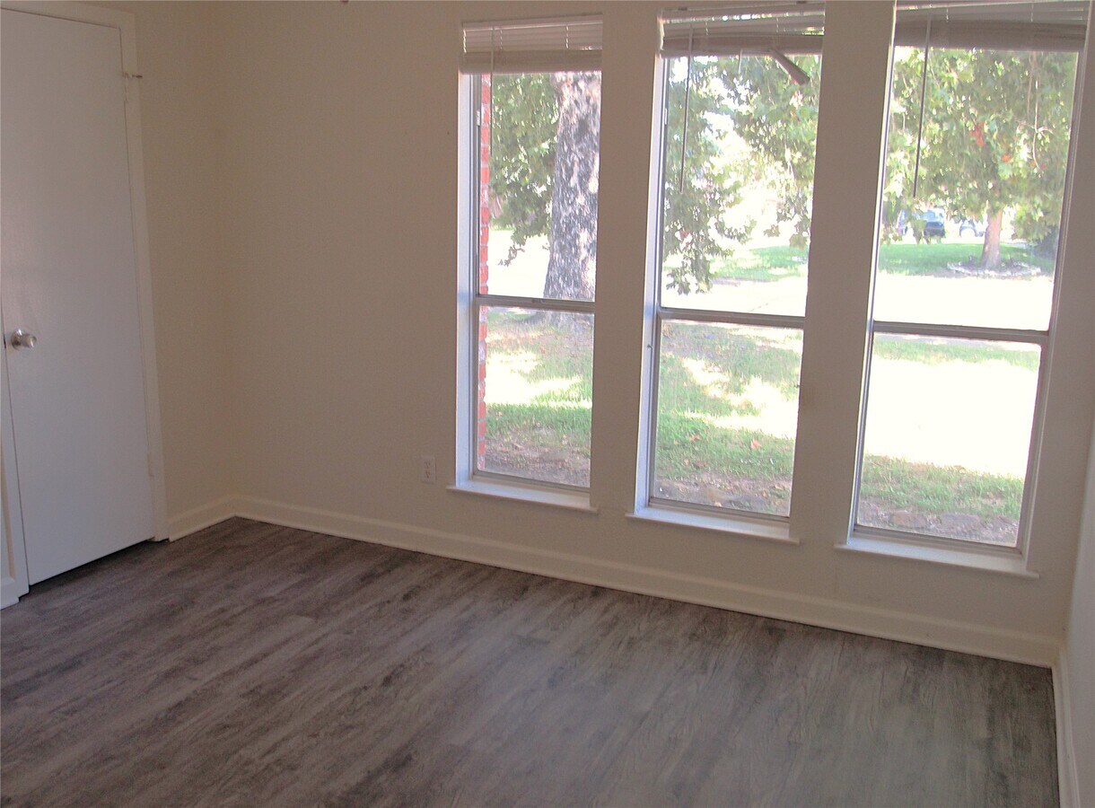 Photo - 18831 Droitwich Dr