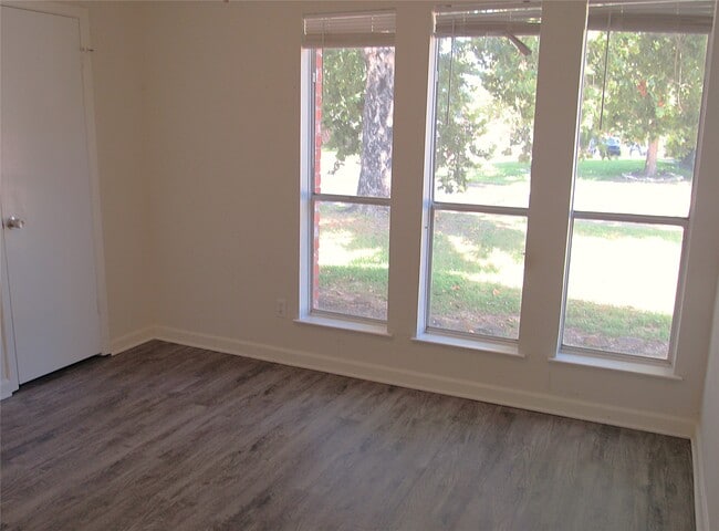 Building Photo - 18831 Droitwich Dr Rental