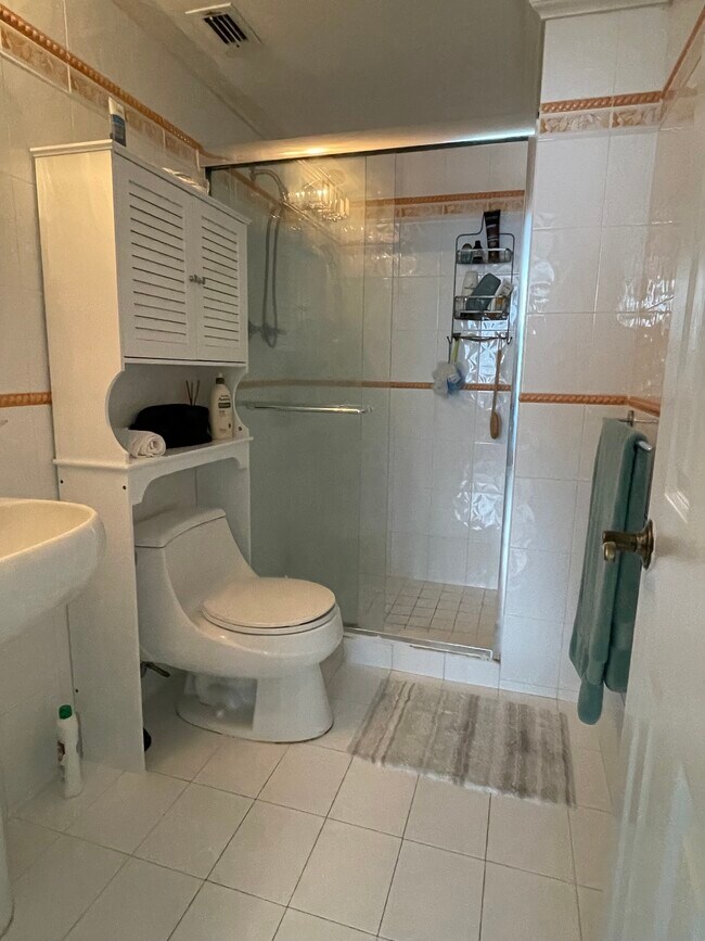 Master bathroom - 7441 Wayne Ave Unit 4K