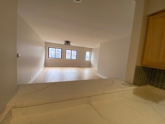 1455 W Fullerton Ave