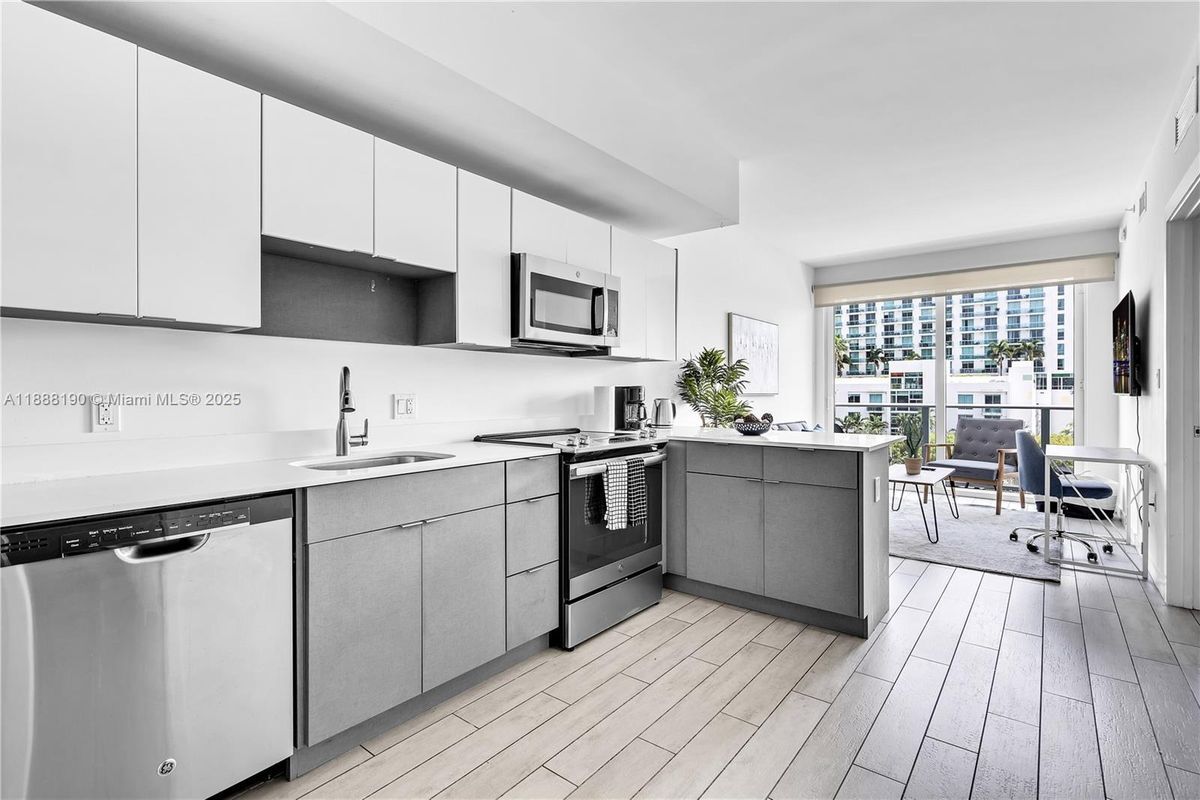 Photo - 321 NE 26th St