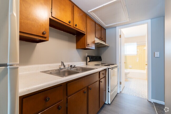 1BR, 1BA - 700SF - Kitchen