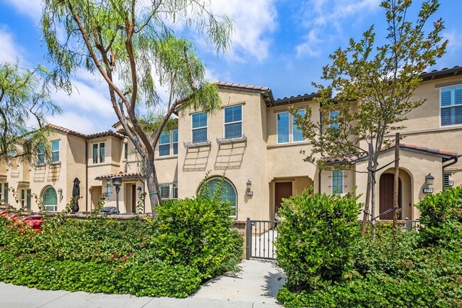 Beautiful Townhome in Desirable Neighborhood! - Beautiful Townhome in Desirable Neighborhood!