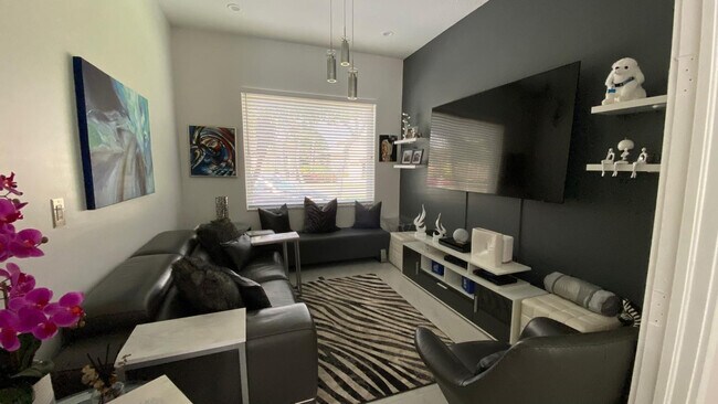 Photo - 830 Bailey St