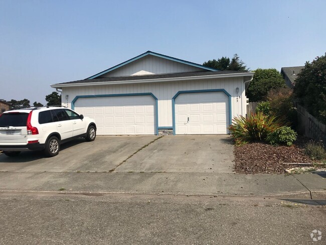 Building Photo - Mckinleyville 2 Bedroom Duplex Unit B Rental