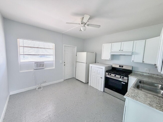 "Charming 2-Bed Oasis in West Palm Beach"