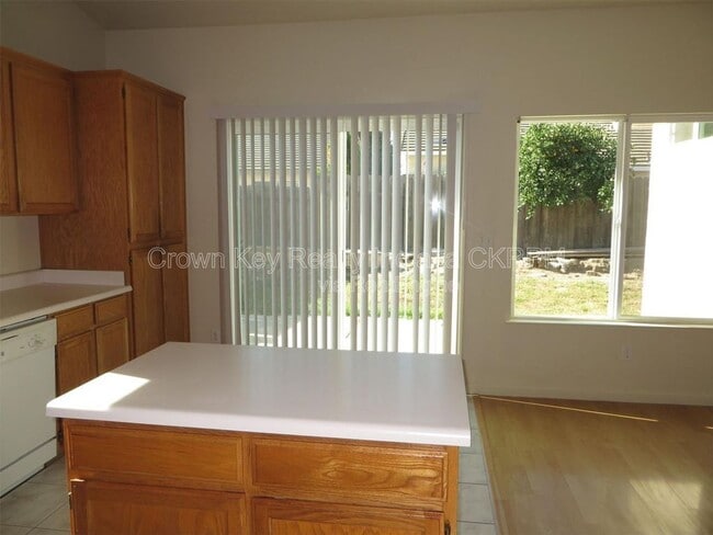 Photo - 1720 Alcira Nunez St
