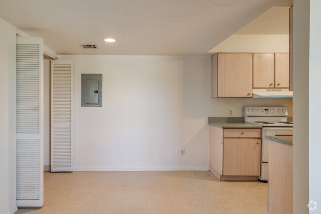 3BR, 2BA - 1,000SF