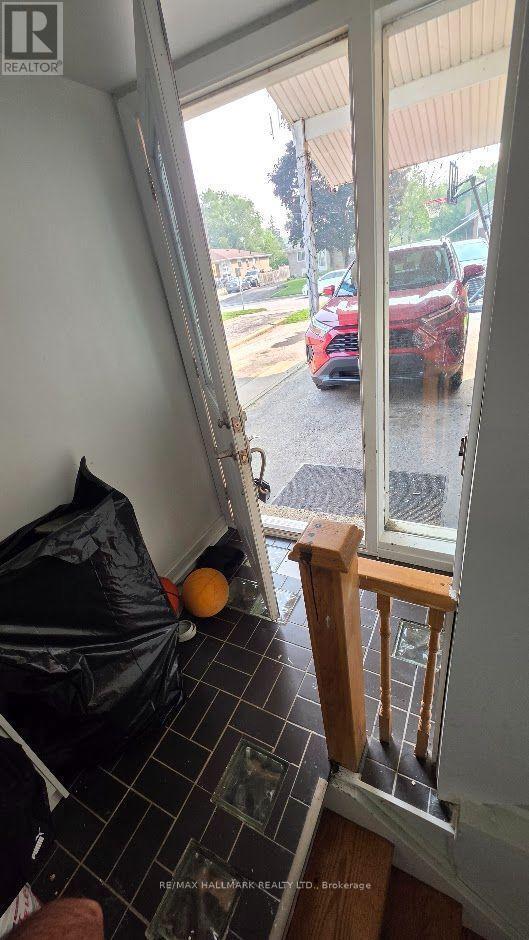 Photo - 888 Krosno Blvd
