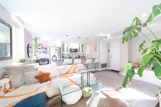 Building Photo - 126 Delaware Ave Unit 8