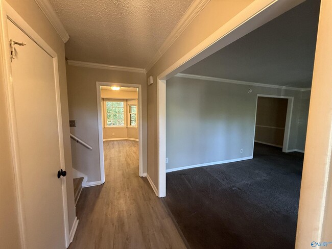 Photo - 723 Versailles Dr SE