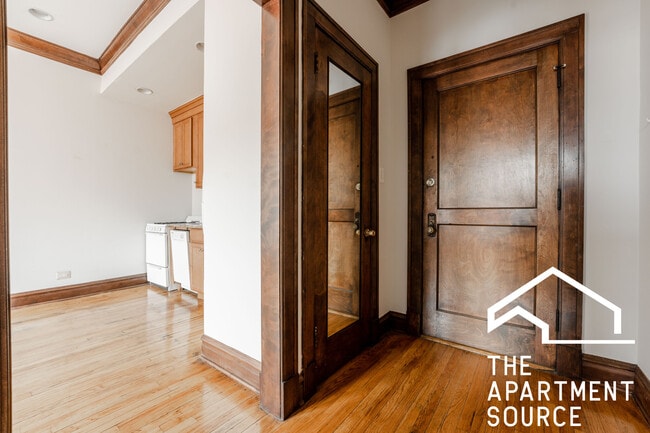 Building Photo - 4755 N Sawyer Ave Unit 2H