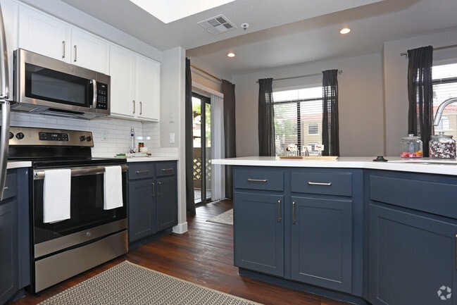 2BR, 2BA - 1039 SF