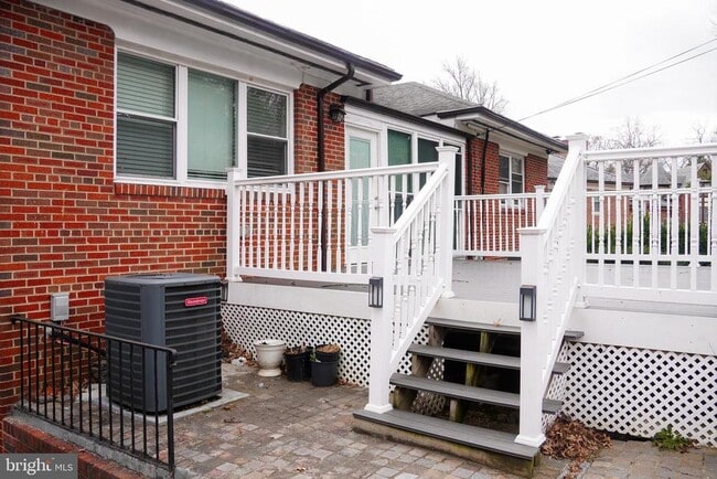 Photo - 1633 Kalmia Rd NW