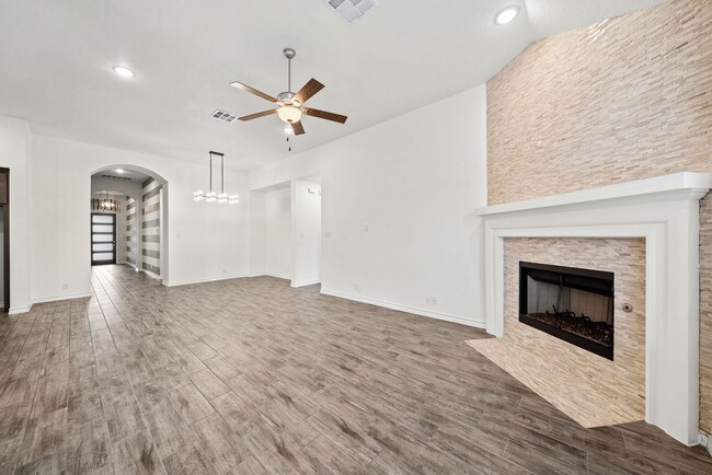 Photo - Charming Home Awaits: Spacious & Modern Living in a Prime Location