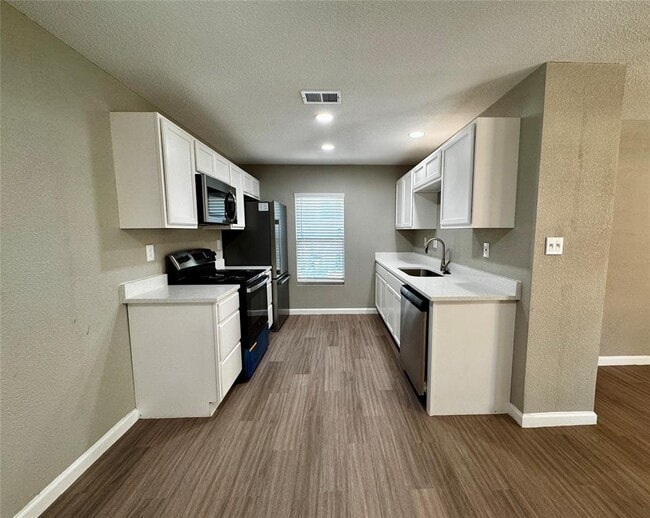 Photo - 206 W N Loop Blvd