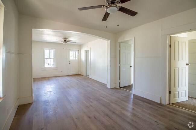 Building Photo - 2 bedroom 1 bathroom house in Slaton!