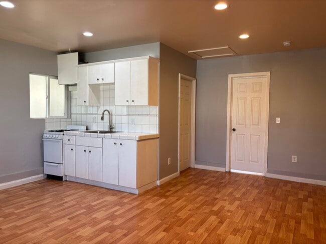 6327 Calvin Ave Unit GUEST HOUSE