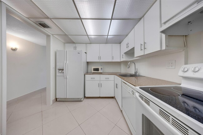 Photo - 2850 N Palm Aire Dr Unit 104
