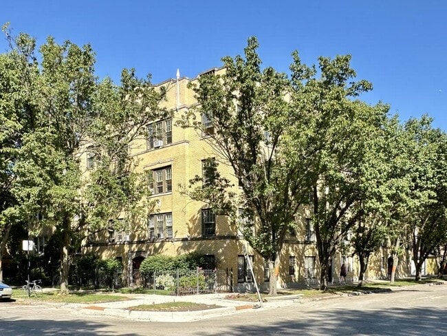 Building Photo - 4301 N Francisco Ave Unit M02H