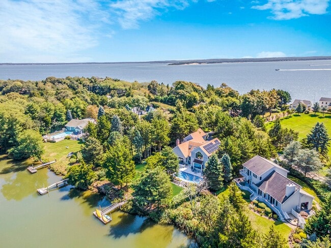 Photo - 425 Cedar Point Dr E