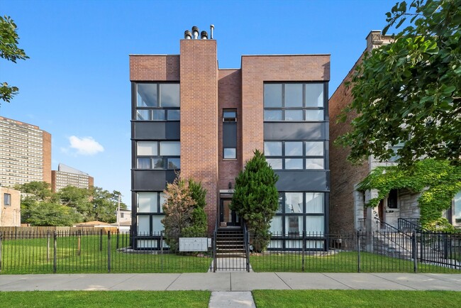 Building Photo - 450 E Bowen Ave Unit 1E
