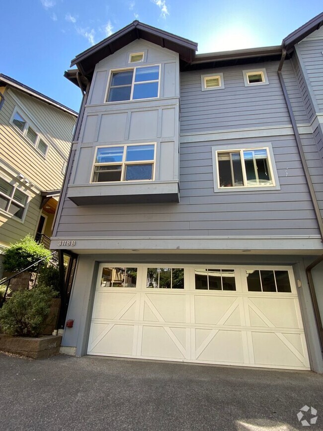 Building Photo - Gorgeous 3bed / 2.5 bath Townhouse in East...