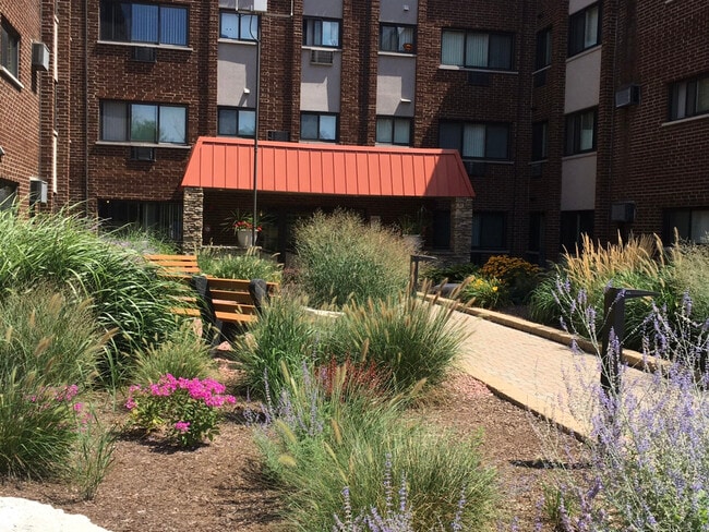 Building Photo - 2021 S Wolf Rd Unit 213 Rental