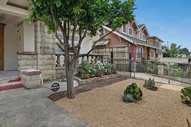 Tandem Parking Available - 1238 S Bonnie Brae St Unit 2nd-Floor Duplex