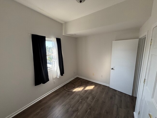 Building Photo - 1918 W Diamond St Unit 3