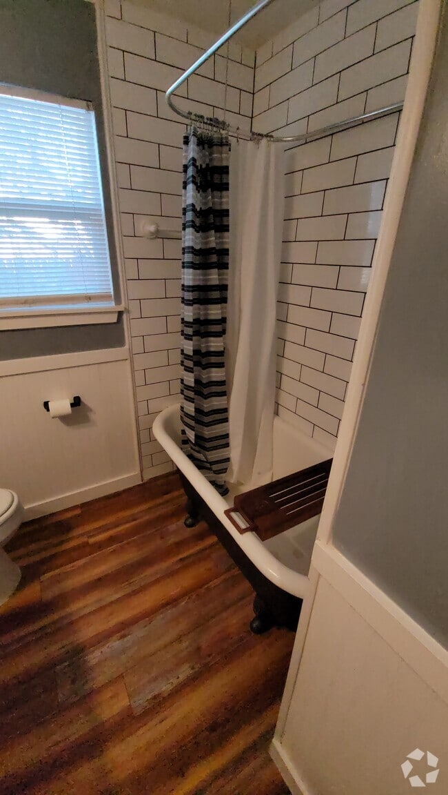 Building Photo - 206 W 55th 1/2 St Rental