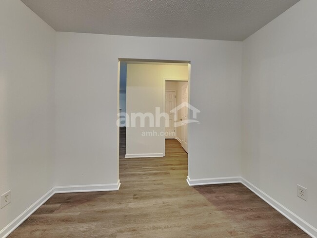 Photo - 830 Stockport Way