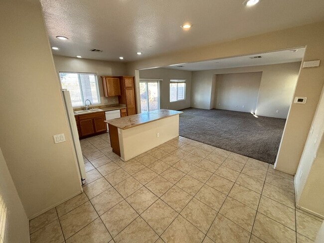 Photo - Gorgeous 3bed / 2.5bath home in the Silverstone Ranch community!
