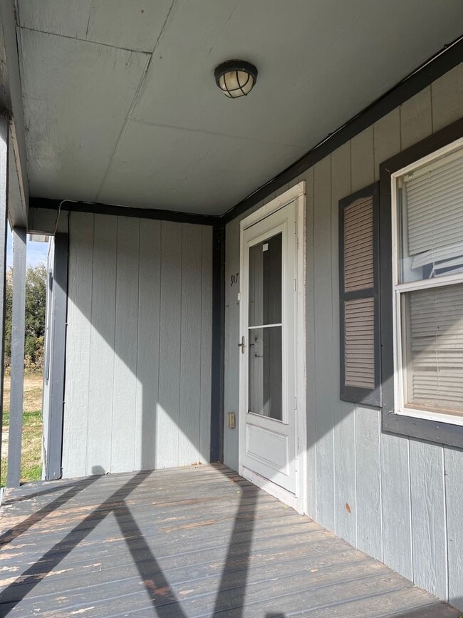 Photo - 2 bed 1 bath; HIGH CEILINGS!