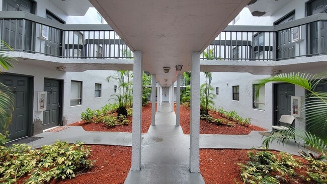 Photo - West Palm Beach 1 bedroom 1.5 bath Apartment. Unit 206