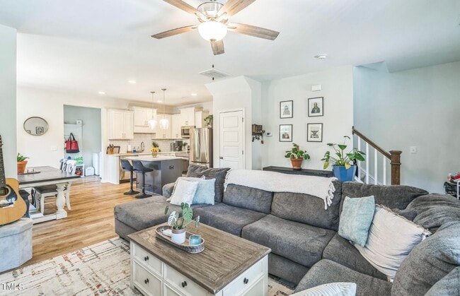 Photo - 647 N Hardee St