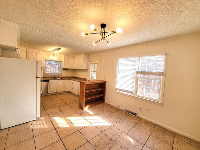 Photo - Renovated 3 Bedroom Near Shamrock & Eastway For Lease