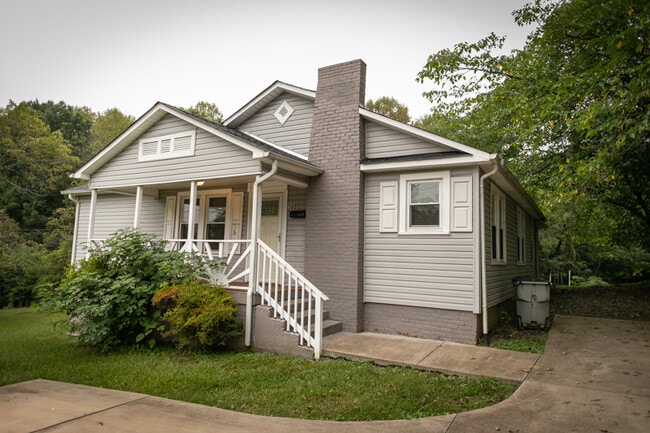 Building Photo - 508 Robbins Ave NW